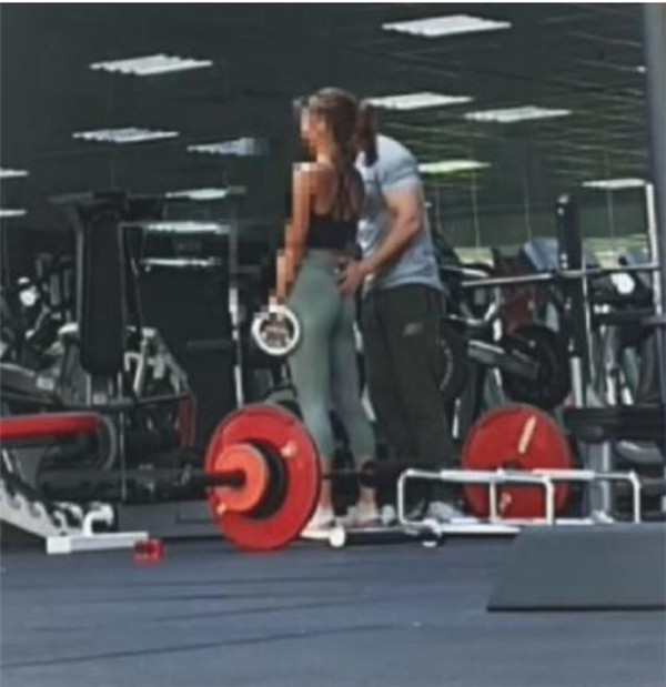 新加坡健身私教與女客戶接觸不當被炒，辯解：是讓她感受肌肉發(fā)力