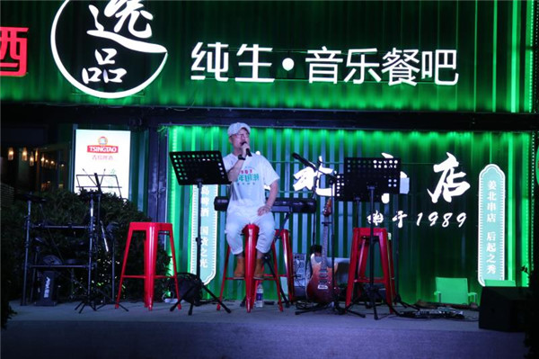  將復(fù)古女郎“請(qǐng)”到啤酒節(jié)，用年輕人的語(yǔ)言講述百年青啤的“新故事”