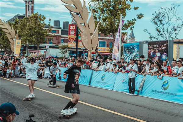 “浪燥青島”長板大賽在金沙灘啤酒城“滑”出最酷青春