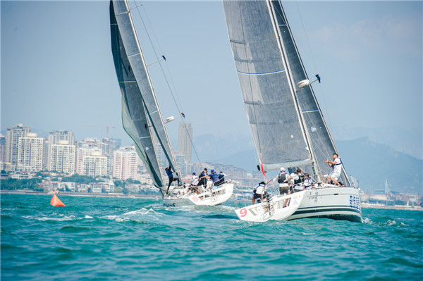 青深雙城帆船賽青島站比賽首日戰(zhàn)罷，青島“海豚”戰(zhàn)隊一“帆”絕塵