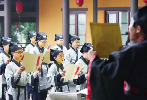 《青島龍湖龍譽(yù)城 | 龍小湖上學(xué)季『國(guó)學(xué)有禮』，書(shū)簡(jiǎn)三字經(jīng)免費(fèi)領(lǐng)！》