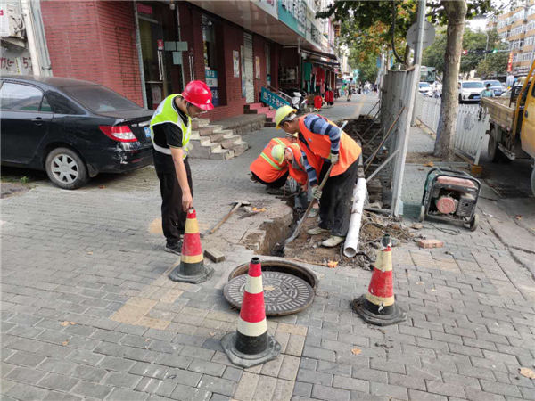 市北區(qū)城管局市政二公司不等不靠、主動(dòng)作為高效完成排水管線搶修