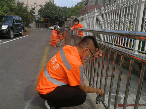 青島市北區(qū)城管局環(huán)衛(wèi)二公司開展“潔凈家園，守護(hù)幼苗”主題黨日活動(dòng)