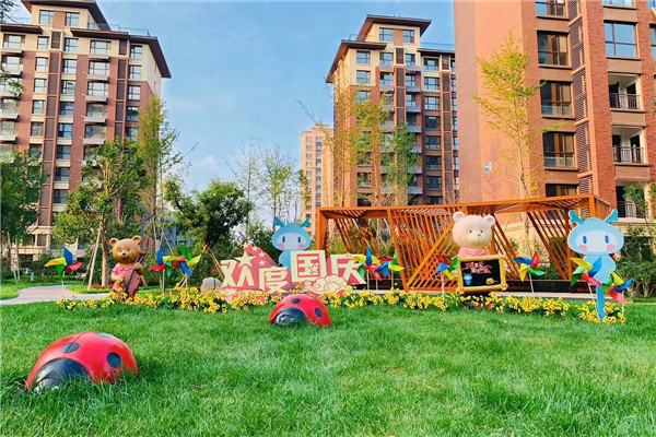 龍湖智慧服務(wù)濰坊區(qū)域居民喜迎中秋節(jié) 舉辦善親游園會(huì)，現(xiàn)場(chǎng)制作月餅拍攝全家福