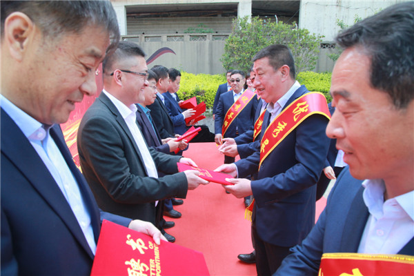 青島水務(wù)海潤(rùn)自來水集團(tuán)舉辦員工實(shí)作室、青年技術(shù)人才培訓(xùn)基地啟動(dòng)暨導(dǎo)師帶徒簽約儀式