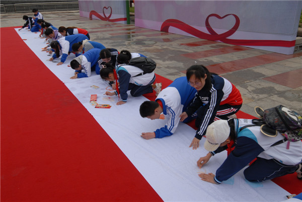 青島即墨：童心向黨   共繪百米長(zhǎng)卷   迎接助殘日