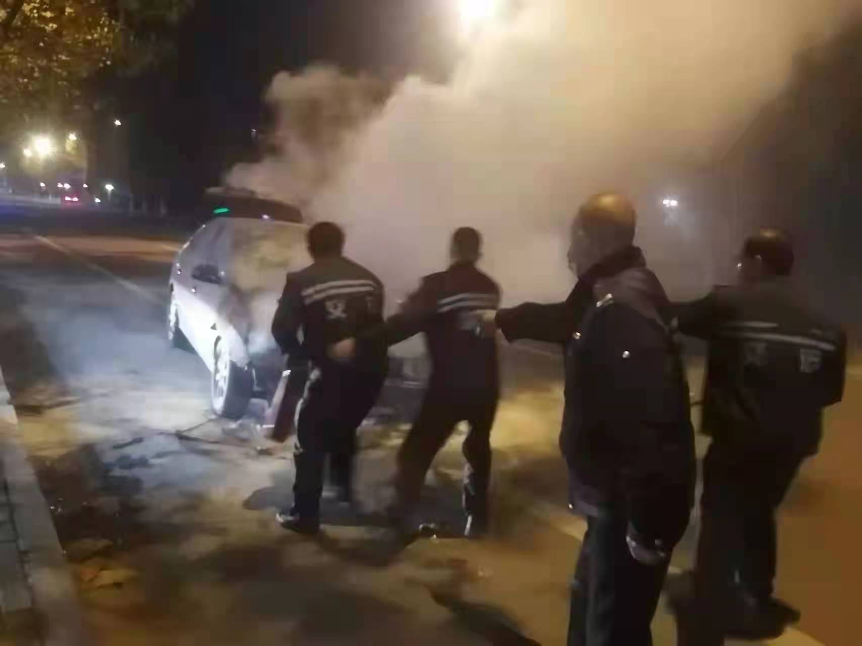 路遇轎車自燃險(xiǎn)情，交運(yùn)好人接力救火感人