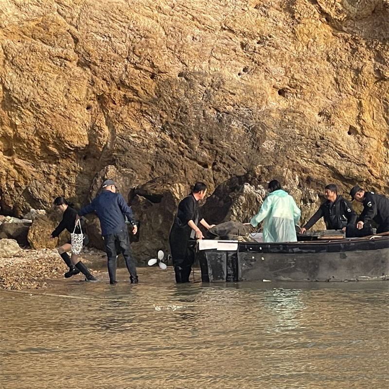 嶗山：游客被困礁石，緊急救援