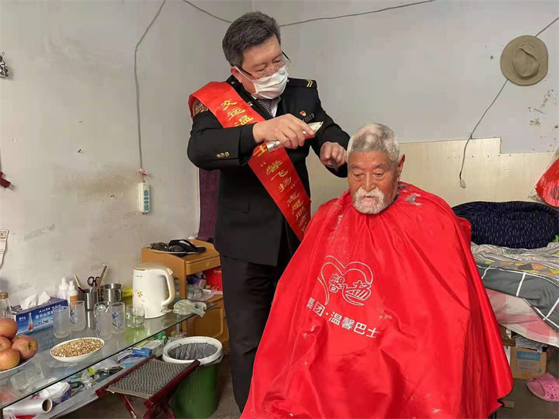 小年溫馨巴士志愿者上門送溫暖 推開九旬老人“幸福門”