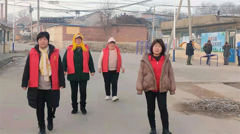 青島萊西:網(wǎng)格員、志愿者巡防，助力＂平安南墅＂建設