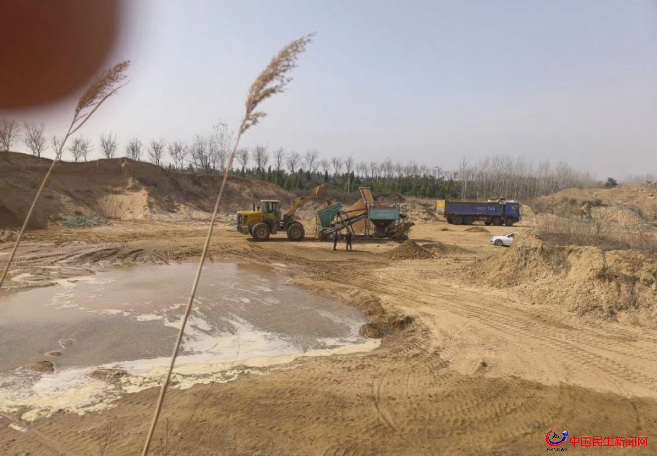 青島市即墨區(qū)飲用水源地移風(fēng)鎮(zhèn)七級(jí)水管所后面在違法洗沙 難道是一家？