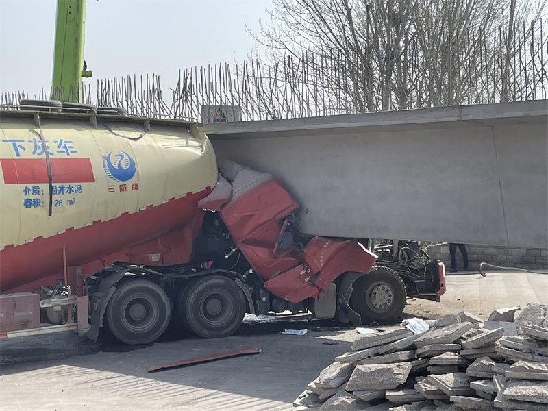 膠州：事故頻發(fā)路段罐車撞上路橋車，罐車駕駛員當(dāng)場身亡