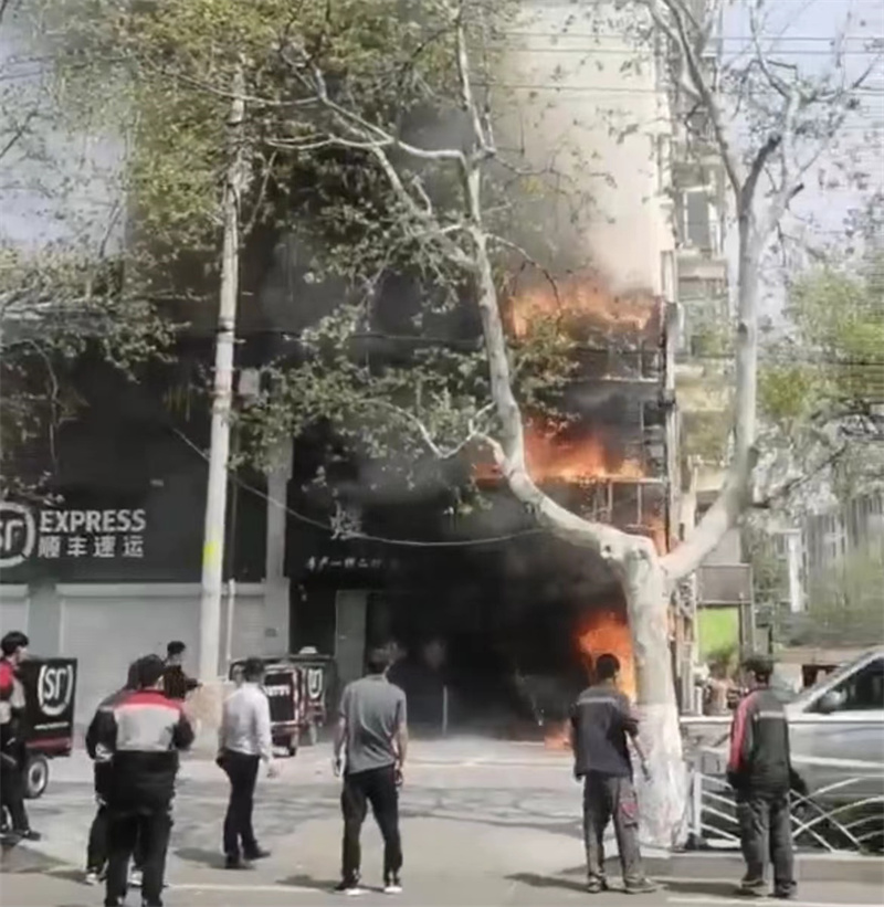 大白天膠州一門(mén)頭招牌起火自燃 差點(diǎn)火燒連營(yíng)