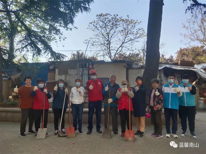 「民意大摸排」李滄區(qū)南山社區(qū)打造“睦鄰花園”，讓40年老樓院鮮花“爭艷”