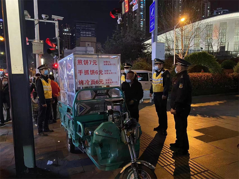 青島市北區(qū)開(kāi)展露天燒烤夜間聯(lián)查行動(dòng)