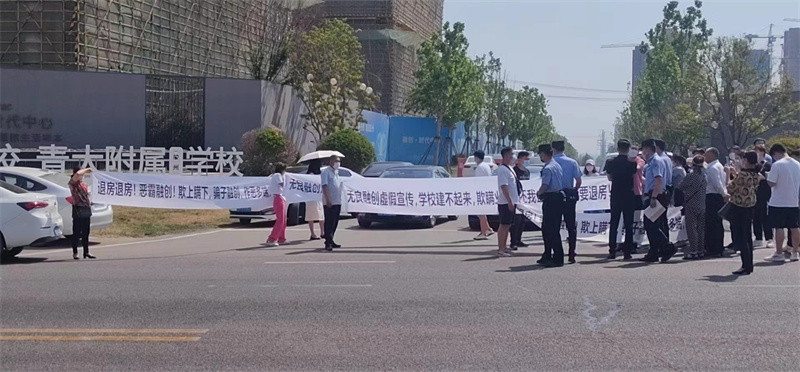 膠州融創(chuàng)·時(shí)代中心爆發(fā)業(yè)主集體維權(quán)！距離交房?jī)H剩三個(gè)月樓才蓋了不到一半