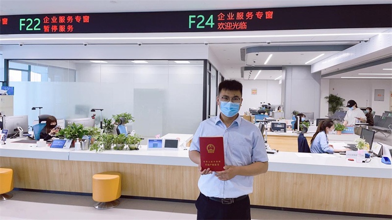 “交地即辦證” 嶗山區(qū)公共衛(wèi)生中心和虛擬現(xiàn)實(shí)產(chǎn)業(yè)園領(lǐng)取土地證