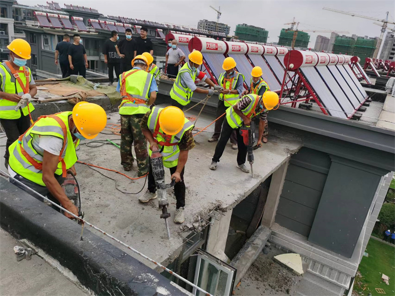 贛榆區(qū)城管局重拳出擊，對(duì)城區(qū)小區(qū)內(nèi)違法建設(shè)進(jìn)行全面拆除