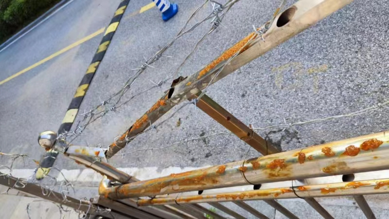 山東萊西：香格麗都小區(qū)南門被物業(yè)抹上大黃油綁上鐵絲 業(yè)主進出難