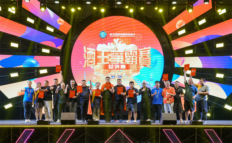 任光超奪下酒王爭霸賽“12連冠”，62歲青島大姨樊麗萍斬獲“女酒王”