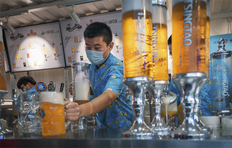 第32屆青島啤酒節(jié)嶗山啤酒城拍攝花絮之三 商家賣起來