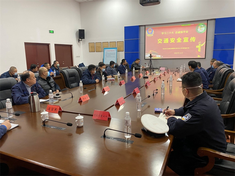 筑牢冬季交通安全防線，青島市北交警走進(jìn)企業(yè)開(kāi)展“一盔一帶”安全教育