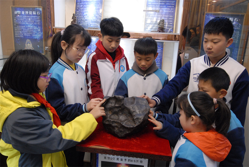 山東即墨：市民自費辦起隕石科普館
