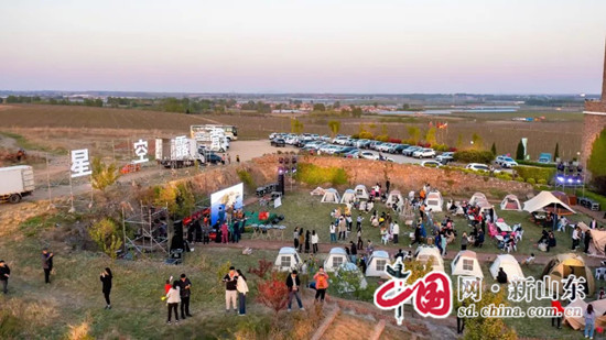 五一假期期間，重點(diǎn)景區(qū)游客如織，各大商圈人頭攢動(dòng)，商場(chǎng)超市顧客盈門(mén)……萊西處處涌動(dòng)旅游熱情，城市“煙火氣”加速升騰，一派欣欣向榮的景象撲面而來(lái)。  　　青島萊西市持續(xù)開(kāi)展各類活