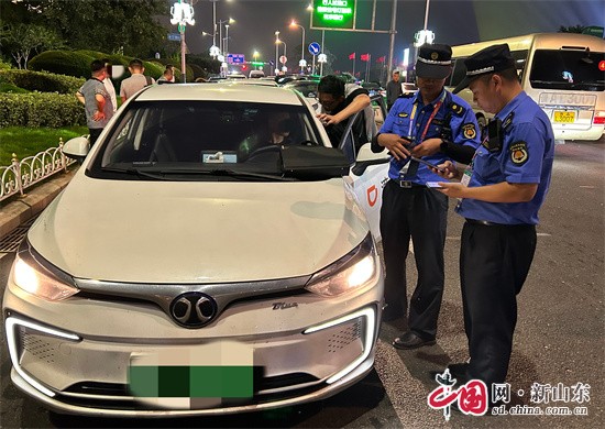 啤酒、美食、焰火、狂歡……第33屆青島國際啤酒節(jié)正盛大舉行，來自五湖四海的賓朋通過啤酒傳遞著夏日的激情，共同享受這場啤酒狂歡盛宴。作為青島國際啤酒節(jié)的執(zhí)法保障部門之一，交通運(yùn)輸