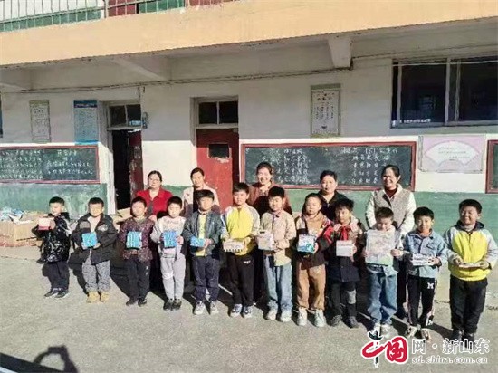 淳美之聲及麥克美高創(chuàng)始人淳于金章先生向偏遠(yuǎn)山區(qū)孩子捐贈8萬多元文具