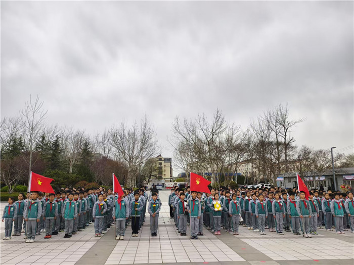 “清明追思祭英烈 薪火相傳勇?lián)敗?—— 膠州市大同小學開展清明節(jié)祭奠先烈活動