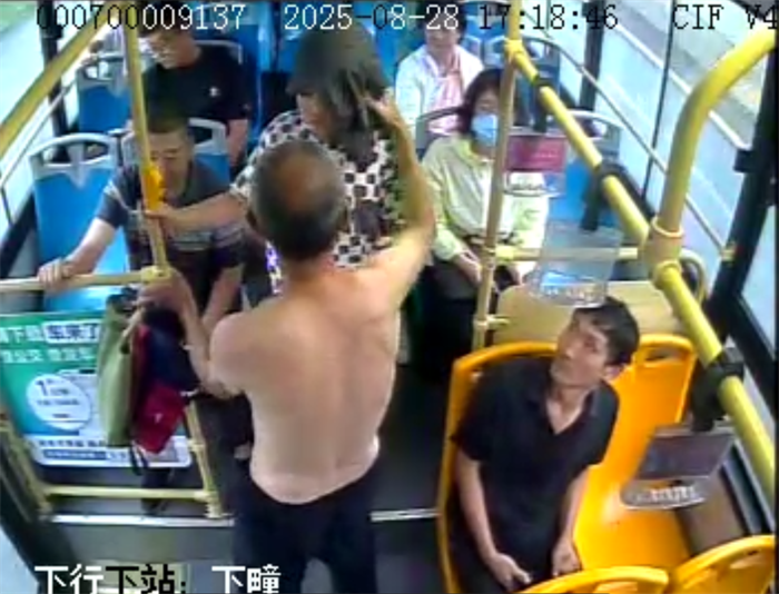 大雨中遞出“暖心傘”，膠州公交司機善舉獲乘客點贊