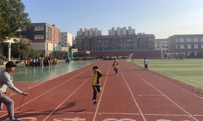 青島西海岸新區(qū)實驗小學：分級部推進體測工作，全員健康工程扎實落地