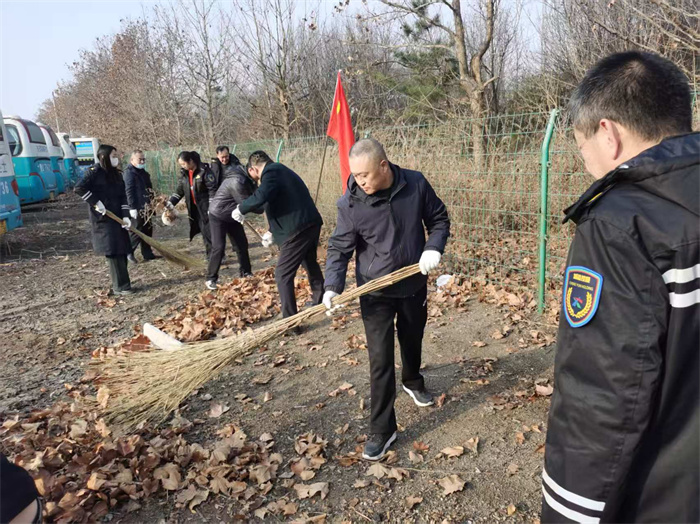 萊西交通發(fā)展公司黨員開(kāi)展清理雜草除隱患行動(dòng)