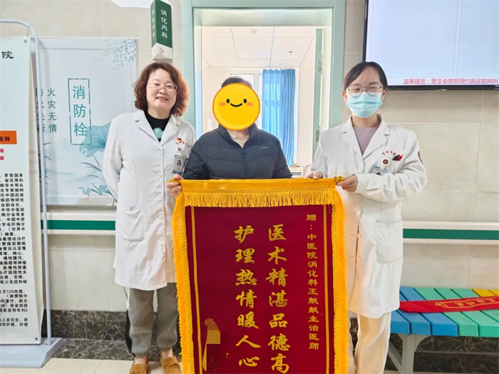 膠州市中醫(yī)醫(yī)院：冬韻藏溫情，錦旗映初心！跨越時光的暖心守護，見證醫(yī)患情深
