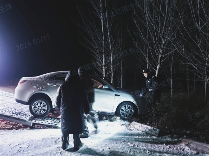 膠州市雪天路滑車輛被困 警民聯(lián)手成功救援