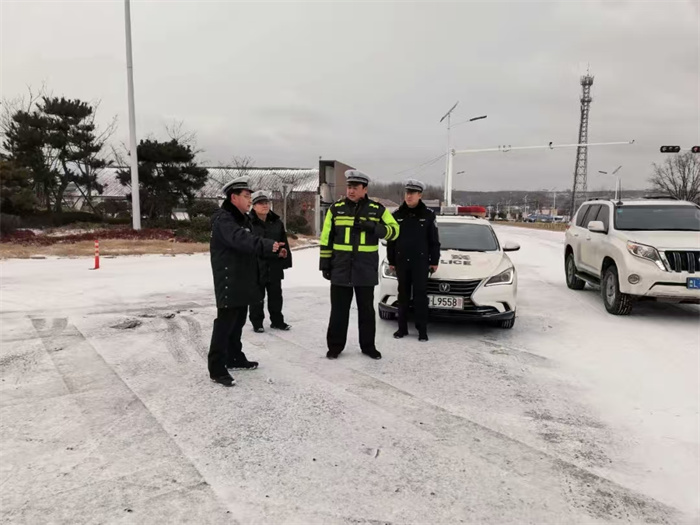 山東省五蓮公安風雪中的守護者：當責任與溫暖在寒冬相遇