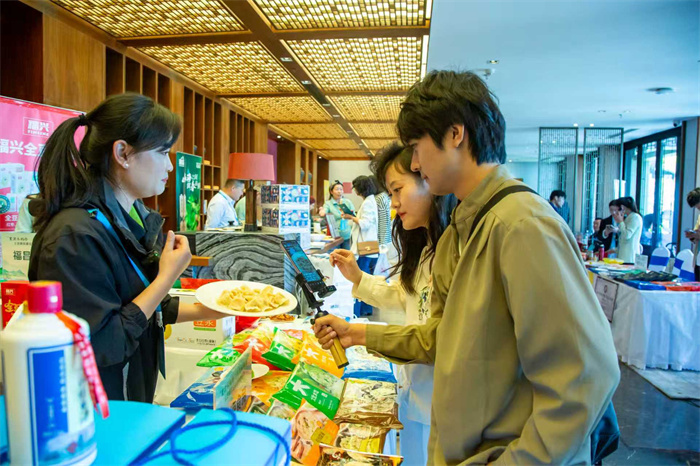 膠州市里岔鎮(zhèn)“里岔樂購(gòu)季”食品選品節(jié)溫馨啟幕，本土好物“香”飄滿園